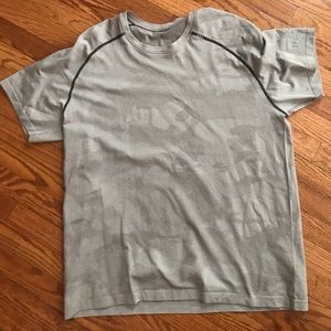 lululemon men’s Metal Vent Tech tee in gray camo